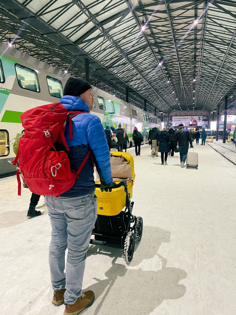 Vauvan rattaissa Helsingin päärautatieasemalla ensimmäisen junamatkan jälkeen.