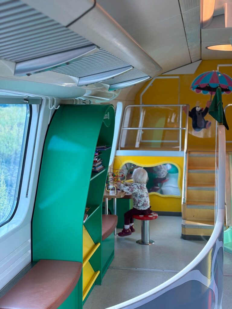 Lapsen kanssa junassa – parhaat paikat ja muut vinkit matkalle